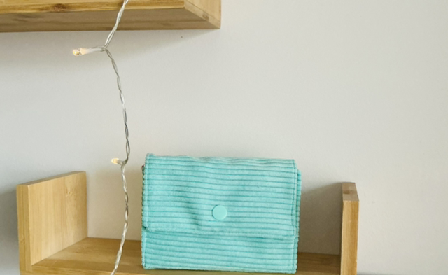 Porte monnaie velours côtelé 3 poches modèle « solar bloom » 