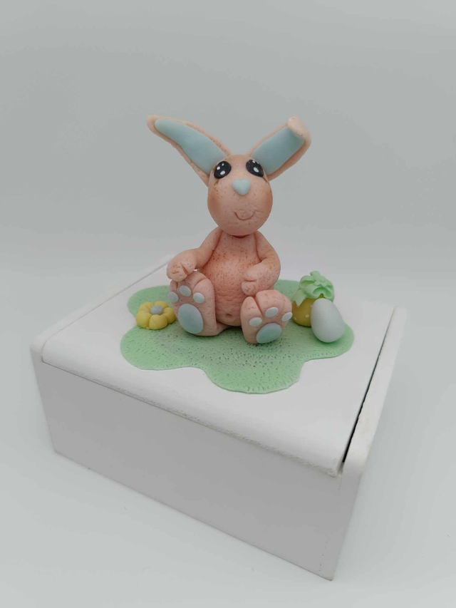 Lapin de Pâques en porcelaine froide sur boîte