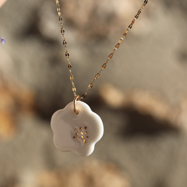 Collier fleur en porcelaine avec touches d’or