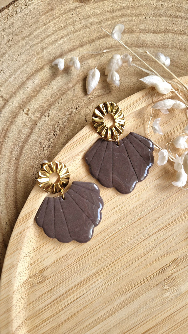 Prestigieuse marron – Boucles d’oreilles artisanales en pâte polymère et résine  