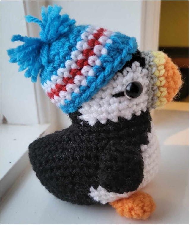 Púki the puffin with Icelandic hat, small size (made from merino wool yarn)
