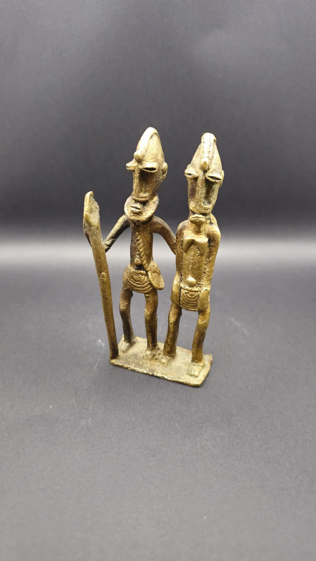 Petite statue Dogon du Mali ,en bronze .