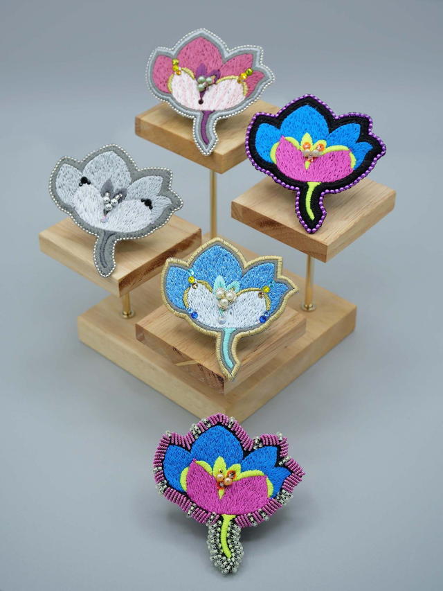 Clématite (Broche brodée main et machine)