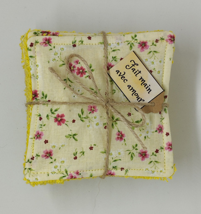 Fond beige avec fleur fuchsia