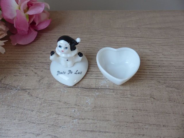 Ancienne Boîte à Dents de Lait Coeur avec Petit Pierrot, Clown, Arlequin en Porcelaine Fabriquée à Taïwan, Cadeau pour bébé, enfant