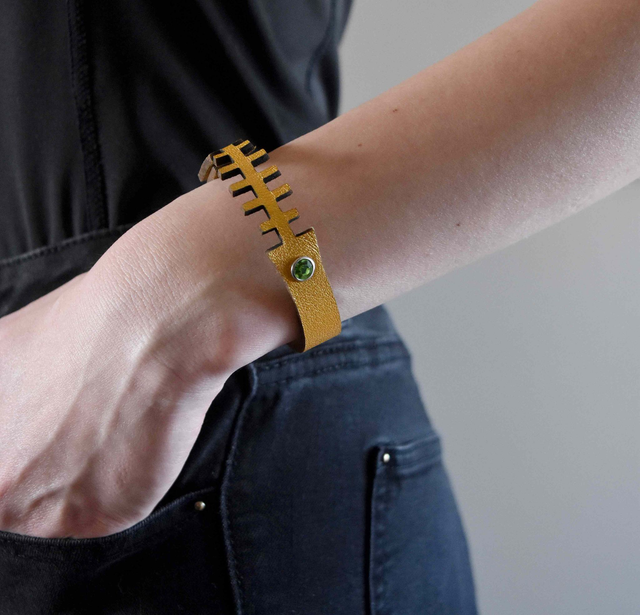Golden leather wristband "Lu"