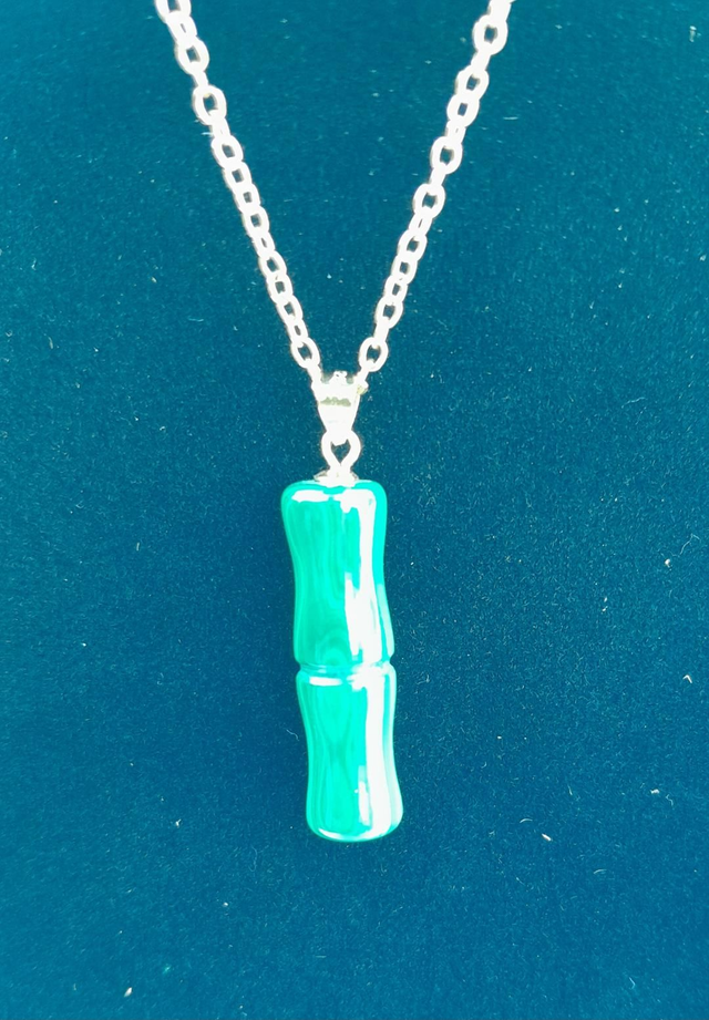 Pendentif Bambou en Malachite avec une chaine en acier inoxydable