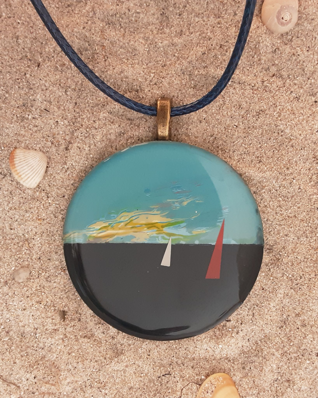 Pendentif Rond collection Maritime soleil couchant sur ciel bleu mer et bateaux