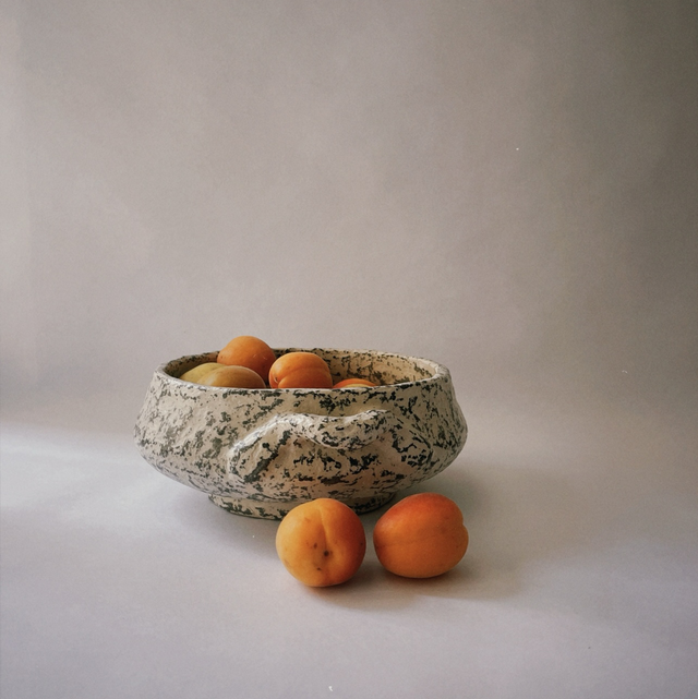 Plat de décoration recouvert de papier mâché vert marbré beige