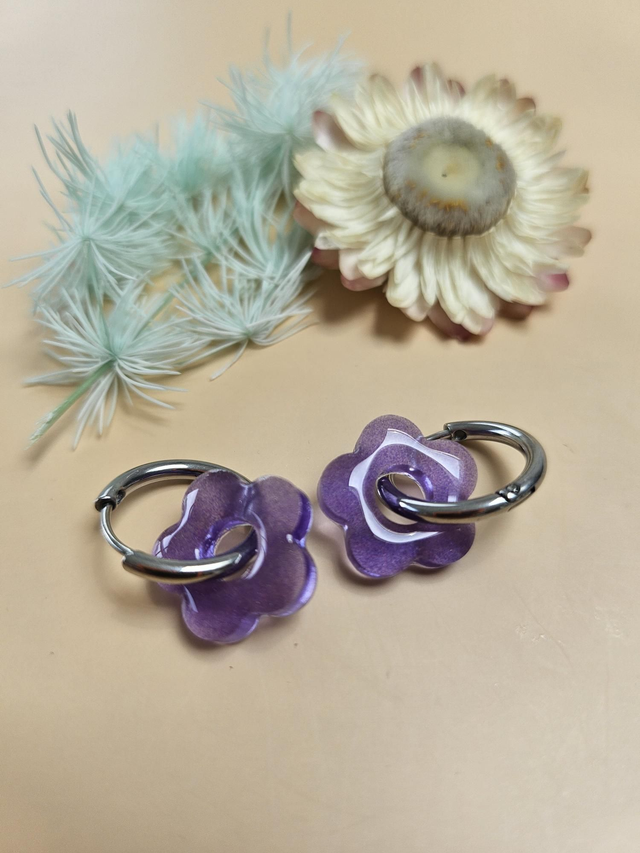 Boucles d&#039;oreilles en résine - Fleurs violettes