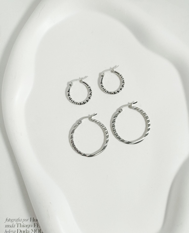 argola texturizada Nanda em aço inoxidável 