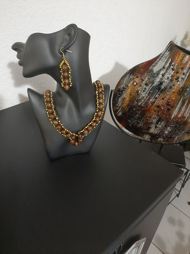 Parure inoxydable marron tissée en perle cristal , perle en bois et rocaille		