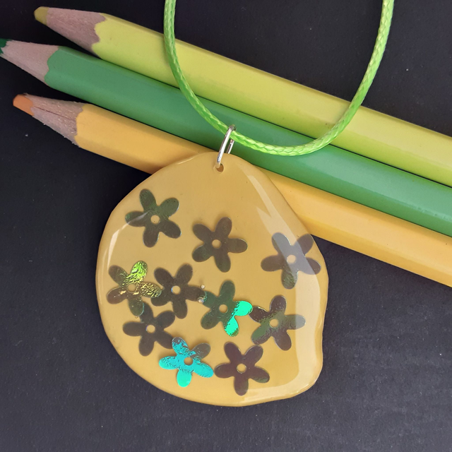 médaillon jaune et fleurs irisées vertes