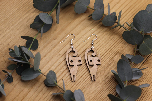 Boucles d&#039;Oreilles en Bois Massif - Frêne ou Noyer - Modèle Chat