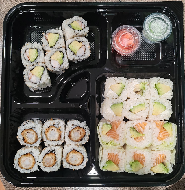 Plt 6 (24 pcs) california crevettes avocat, spring roll saumon avocat,neige avocat fromage,california tempura crevettes 