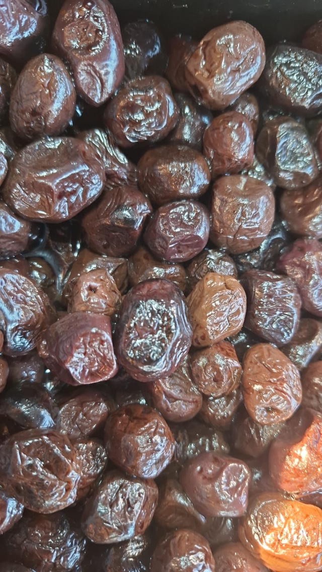 Zwarte natuur olijven met pitten