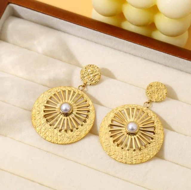 Boucles d'oreilles "Eclat" dorées pendantes avec perle en acier inoxydable