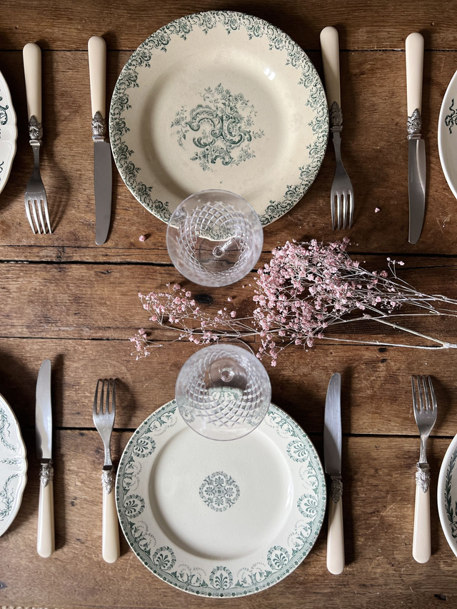 BELLEVILLE - Suite de 6 assiettes plates dépareillées - Terre de Fer