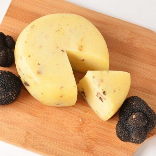 Allgäuer Berkäse mit schwarzen Trüffel preis je KG ca. 200gr Stück