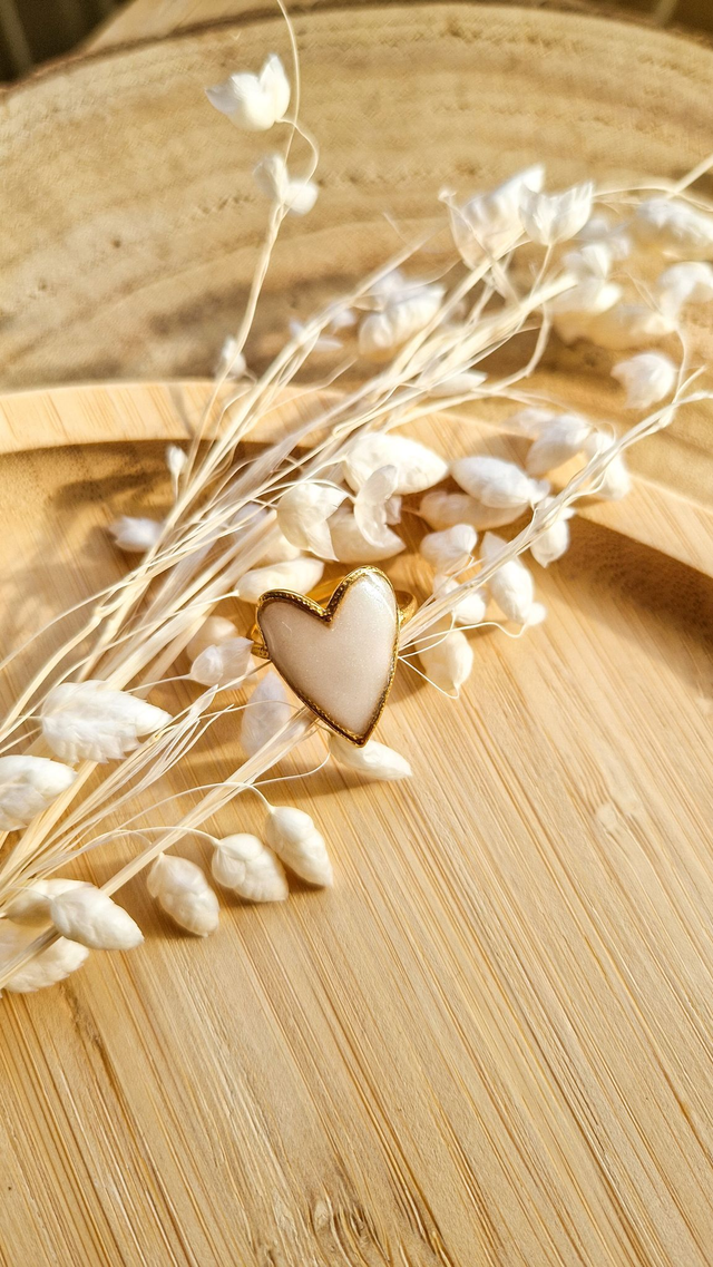 Bague – Cœur nacré blanc et acier doré 