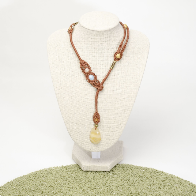 Collier asymétrique en Agate du botswana