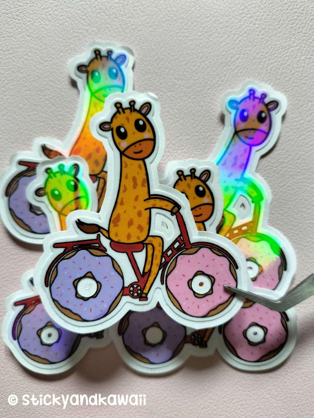 Ophie la girafe à vélo