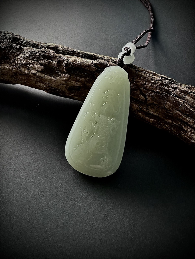 Collier en jade de Hetian, finement sculpté à motif de dragon