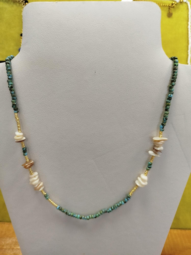 Colar de pedras e concha