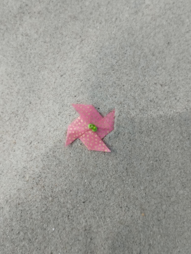 Broche Moulin à Vent Origami Rose Vif et Or avec Trio de Perles Vertes Éclatantes - Une Explosion de Couleur Joyeuse