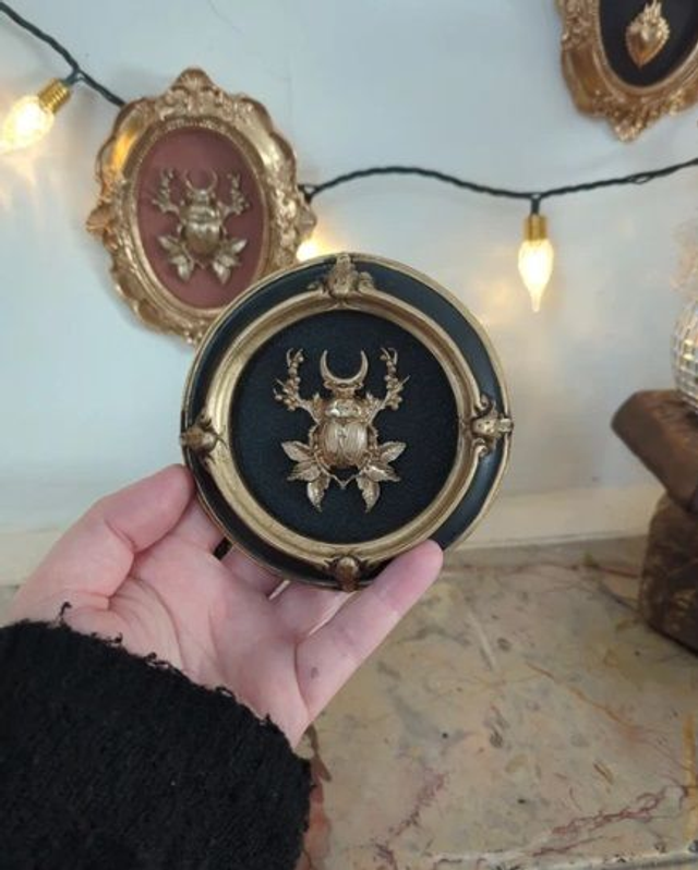 Cadre baroque noir et doré scarabée