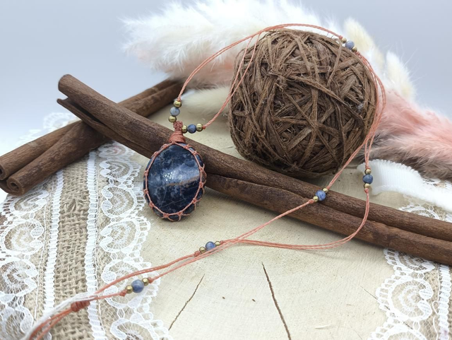 Sautoir sodalite avec perles sodalite et perles laiton