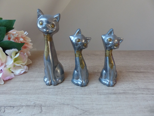 Figurines de Collection – Trois Chats Siamois avec Cravates, Étain et Laiton, Vintage Rare 1940 - Décoration Anciens Chats Hong Kong 1940