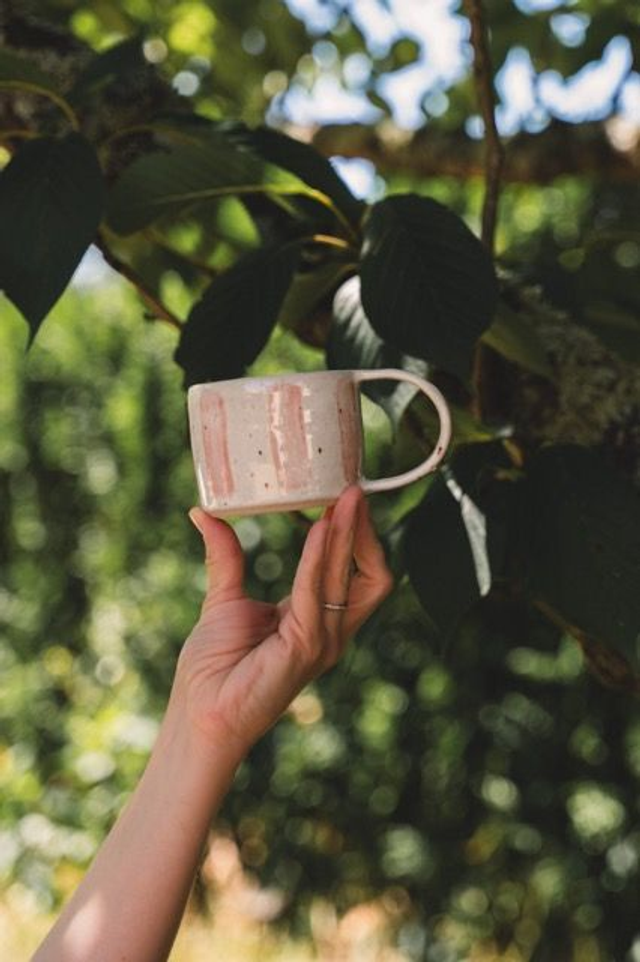 Mug blanc tacheté avec rayures roses 🩷