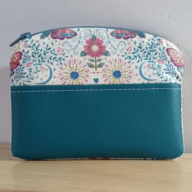 Pochette Zippée – Tissu Papillons Makower et Simili Cuir Bleu Pétrole – Fait Main