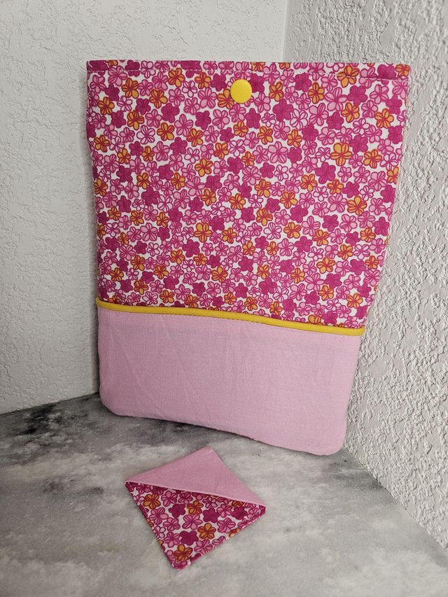 pochette pour livre fleurs roses et son marque page
