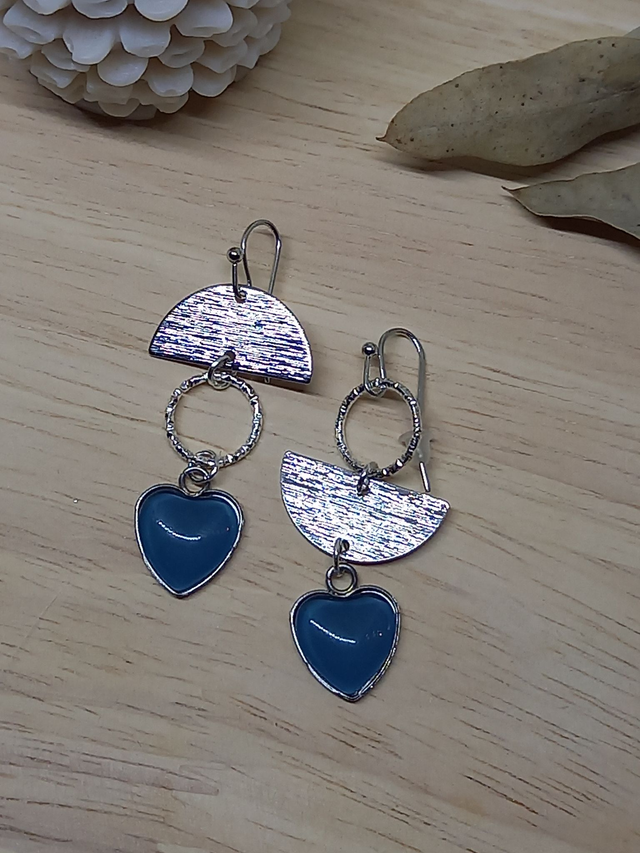 Boucles d&#039;oreilles asymétriques - cabochon cœur bleu /  demi cercle texturé argenté / cercle métal argenté / argenté