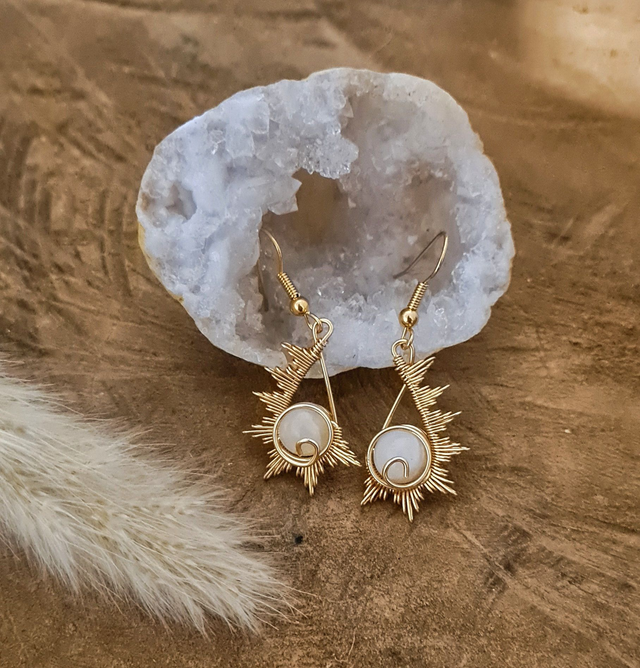 Sunmy, Boucles d'oreilles soleil pendantes serties de pierres naturelles