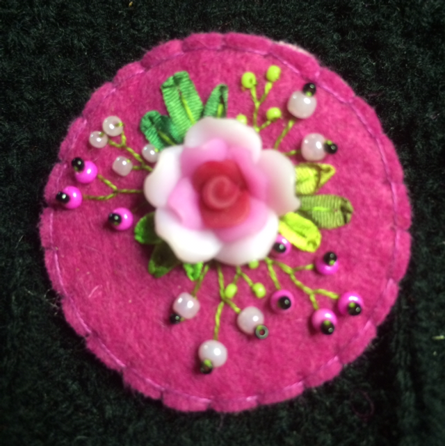 Broche fuchsia/rose ronde 