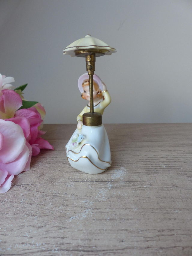 Vaporisateur en Porcelaine Vintage – Flacon de Parfum Femme au Parapluie – Années 1940–1960 – Décoration Coiffeuse ou Chambre – Objet Rare