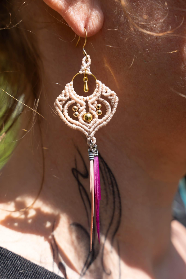 Boucles d&#039;oreilles en micro-macramé beige et ses jolies plumes colorées 