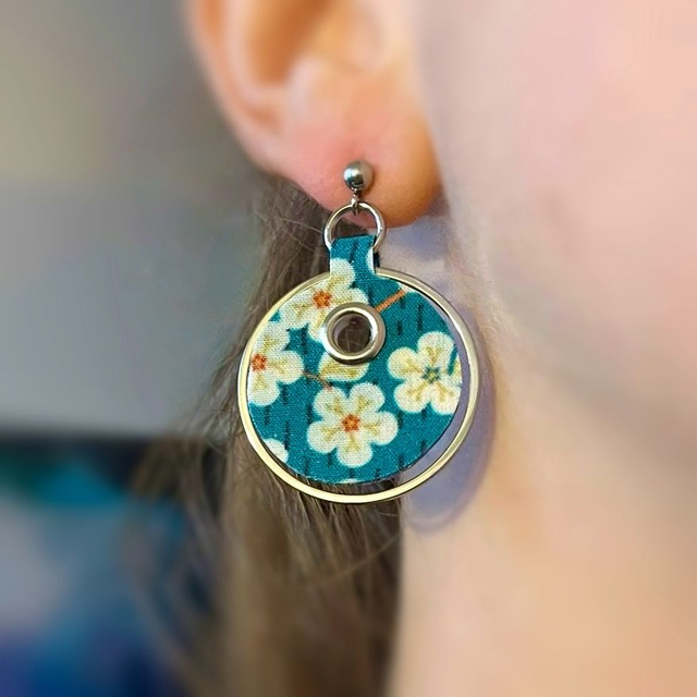 Sphère - Boucles d'oreilles en tissu fleuri et acier inox