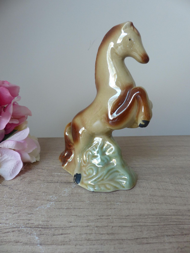 Statuette cheval cabré en porcelaine vintage – Fabriquée au Brésil, déco équitation bureau, ranch ou maison de campagne, collection équestre