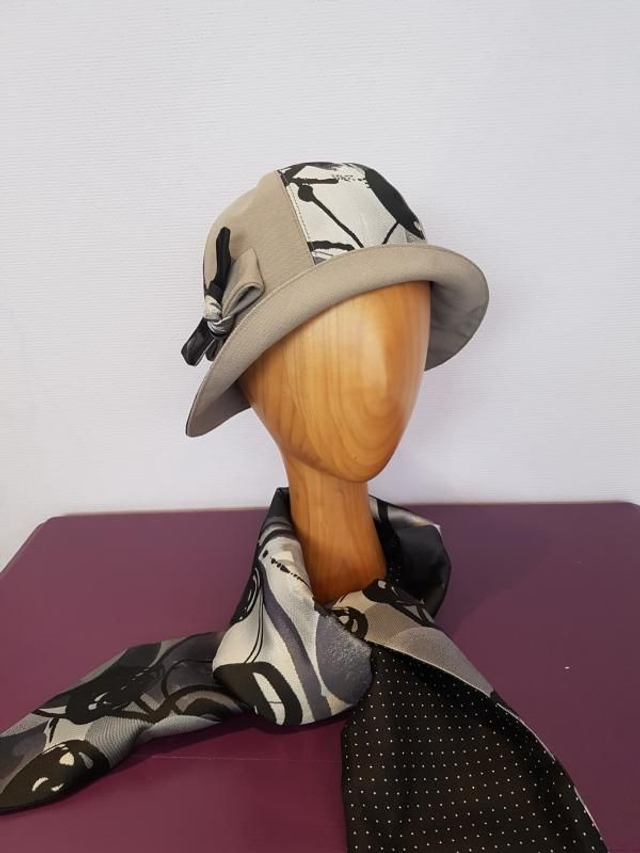 Cloche rétro, tissu "Comètes" noir/gris