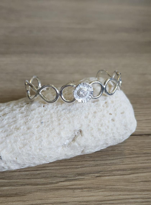 Daisy on Infinity loop bangle 