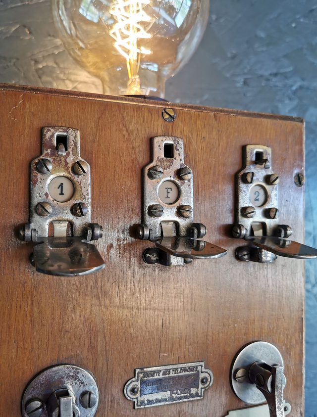 Applique murale lampe vintage standard téléphonique bois "Picart Lebas"