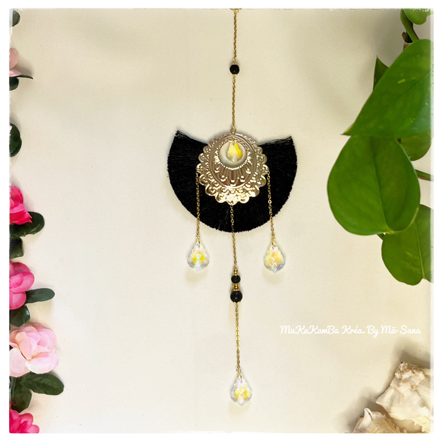 Attrape-soleil pompon – acier doré & pierres naturelles