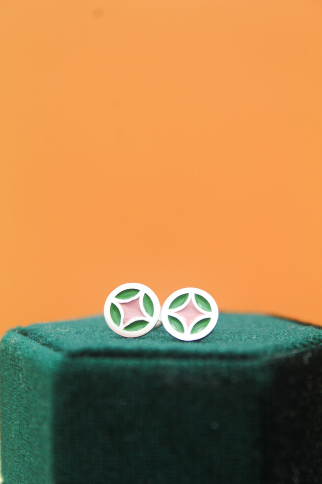 Boucles d&#039;oreille puces émaillées étoile | Rose clair &amp; vert