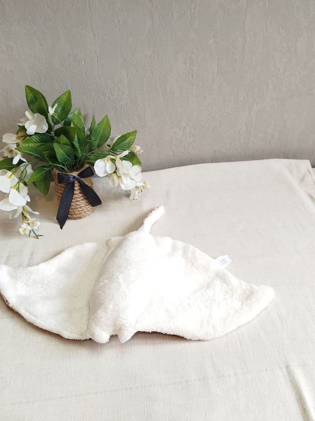 Raie manta blanche fleuri