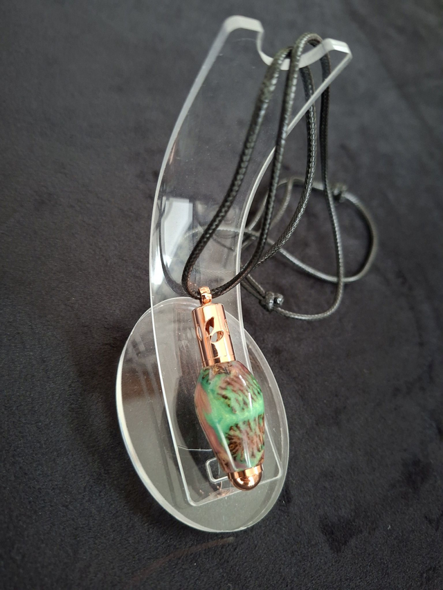 Pendentif aromathérapie rose en résine verte, rose et cônes d&#039;aulne