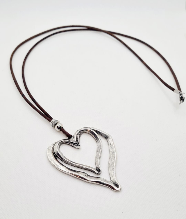 Sautoir "Carine" cordon en liège extra-fin brun et gros pendentif coeurs superposé creux